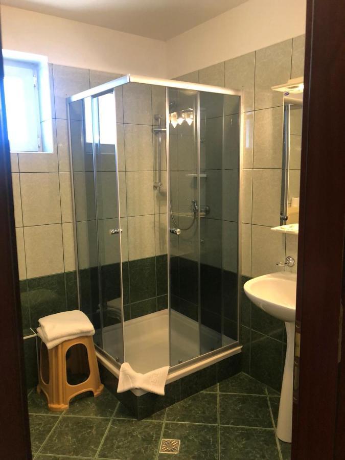 Pensiune Montana Curtea de Argeş Eksteriør bilde